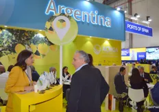 El stand de ACNOA, de Argentina, contó con muchos visitantes que se interesaron por los limones.